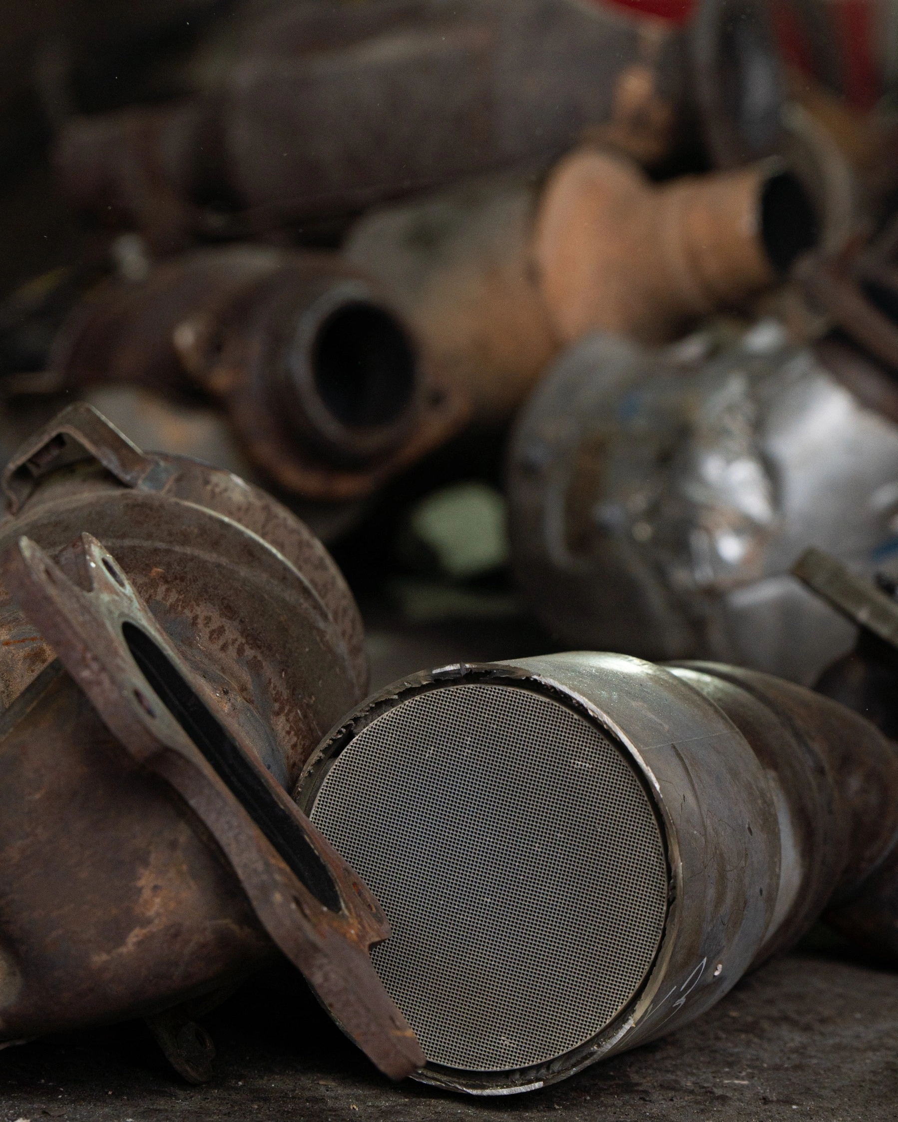Used catalytic converter pile with exposed honeycomb substrate